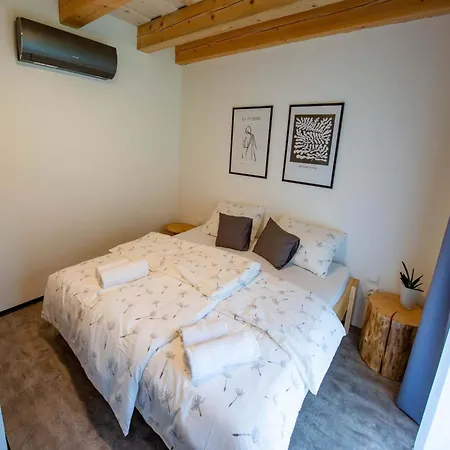 In By Ovec Near Harusak فيلة *